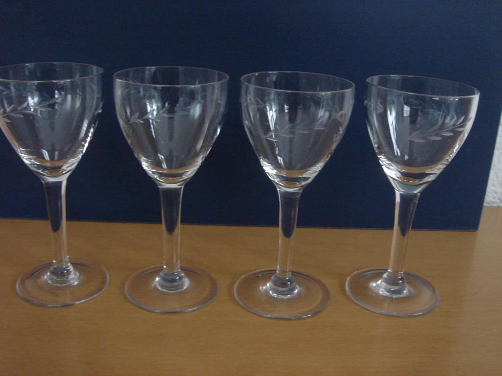 4 borrelglaasjes op voet met geslepen decoratie, Antiek en Kunst, Ophalen of Verzenden