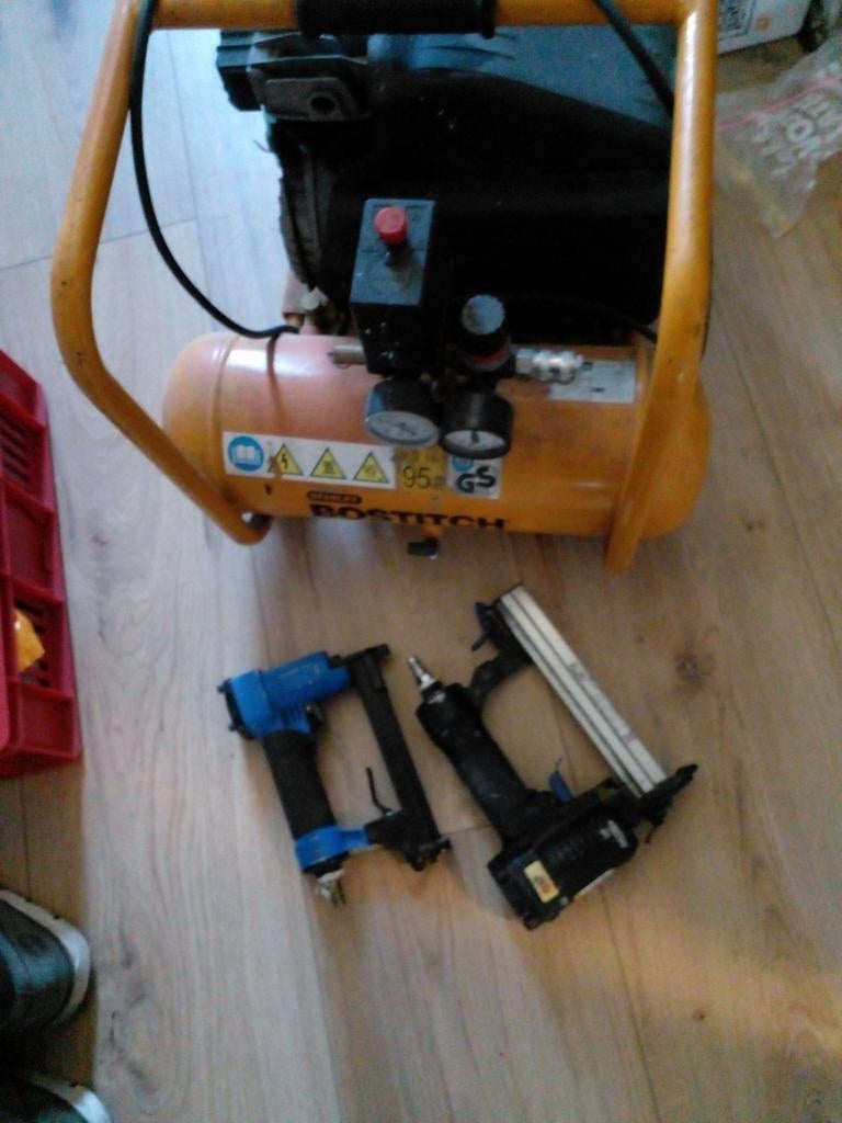 Compressor met twee nietpostolen .kist met nieten, Minder dan 25 liter, Ophalen of Verzenden, Zo goed als nieuw, Minder dan 200 liter/min
