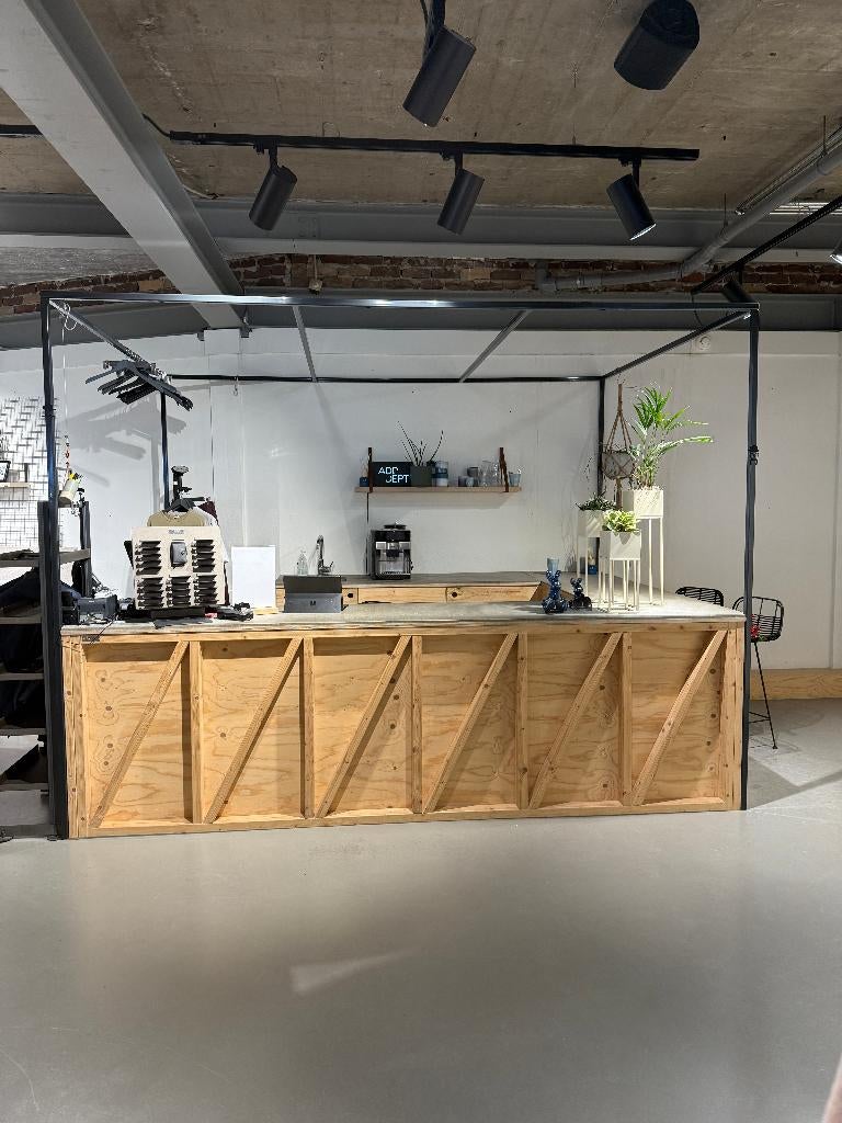 Kledingwinkel interieur compleet met rekken tafels kassablok, Zakelijke goederen, Kantoor en Winkelinrichting | Winkel en Inventaris