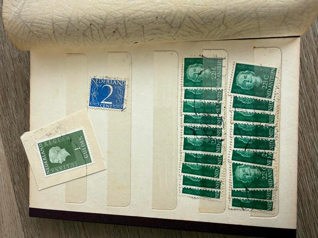 Oude postzegels in boekje, Ophalen