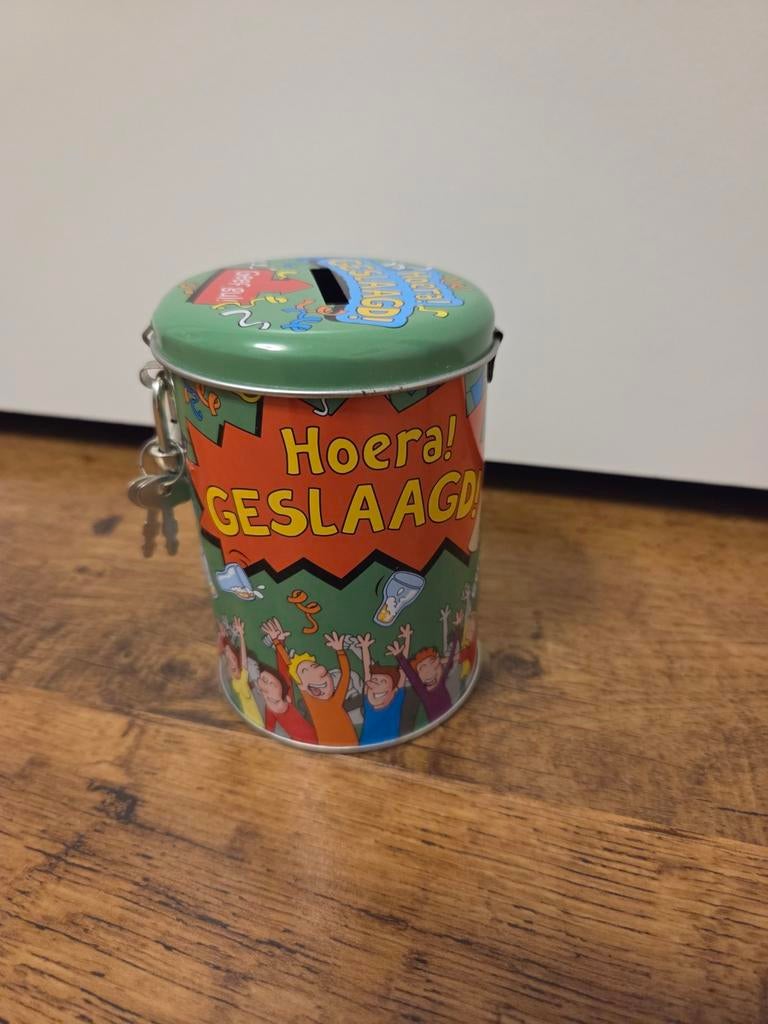 Nieuwe Spaarpot - Hoera Geslaagd!, Ophalen of Verzenden, Gebruikt, Metaal of Blik, Overige thema's