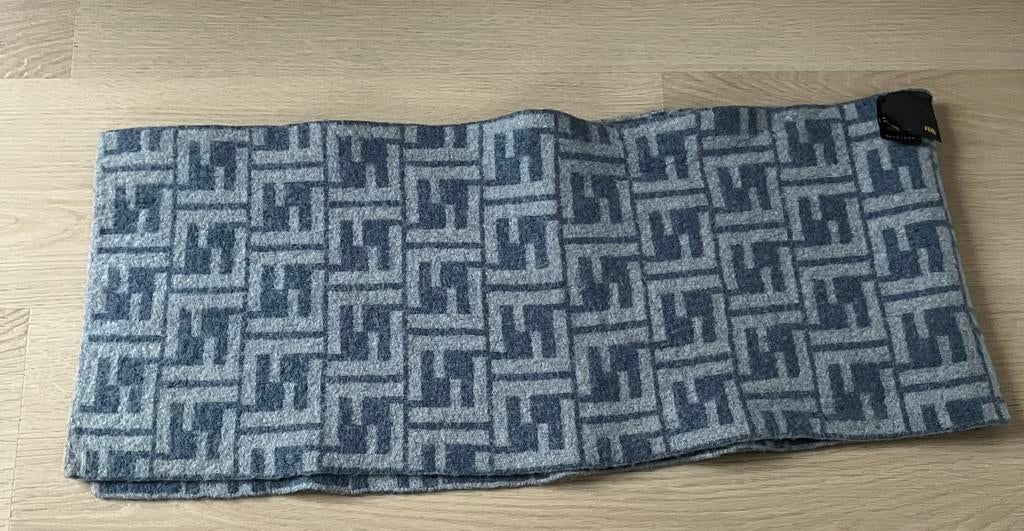 Fendi sjaal, Kleding | Dames, Ophalen of Verzenden, Zo goed als nieuw, Maat 38/40 (M), Sjaal