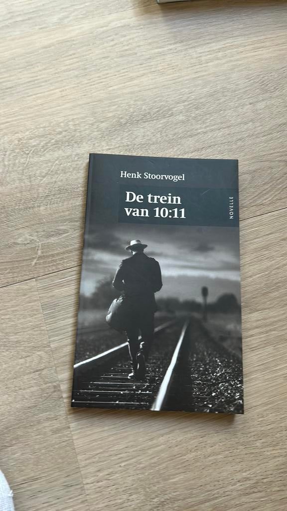 Henk Stoorvogel - De trein van 10:11, Ophalen of Verzenden, Zo goed als nieuw, Henk Stoorvogel
