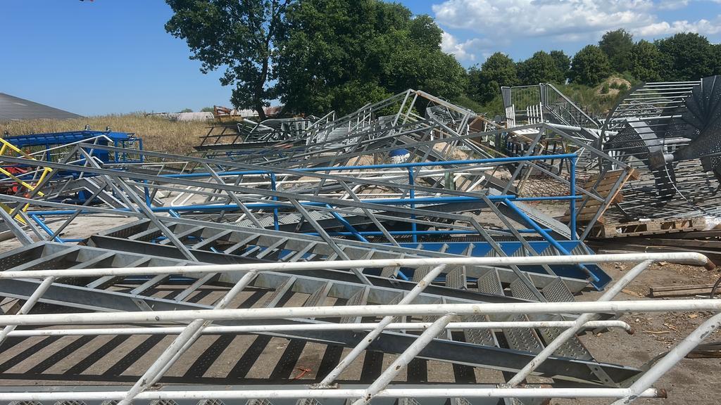 GebruikteStalen trappen in vele uitvoeringen en maten, Ophalen, Zo goed als nieuw, Trap, 2 tot 4 meter