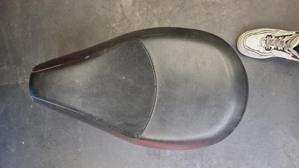 Zadel / buddy seat Peugeot New vivacity, Fietsen en Brommers, Brommeronderdelen | Scooters, ., Ophalen of Verzenden, ., Zadel