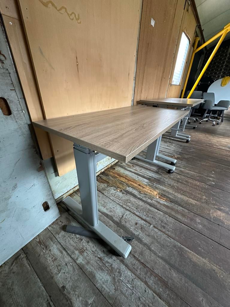 6x Bureautafels Hoog/Laag Verstelbaar - licht hout, Huis en Inrichting, Bureaus, Ophalen, In hoogte verstelbaar, Gebruikt
