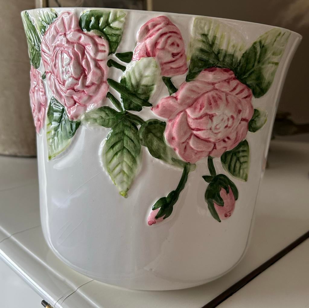 Vintage Majolica 25cm bloempot vaas met 3D rozen, Gebruikt, Overige kleuren, Aardewerk of Porselein, Ophalen of Verzenden
