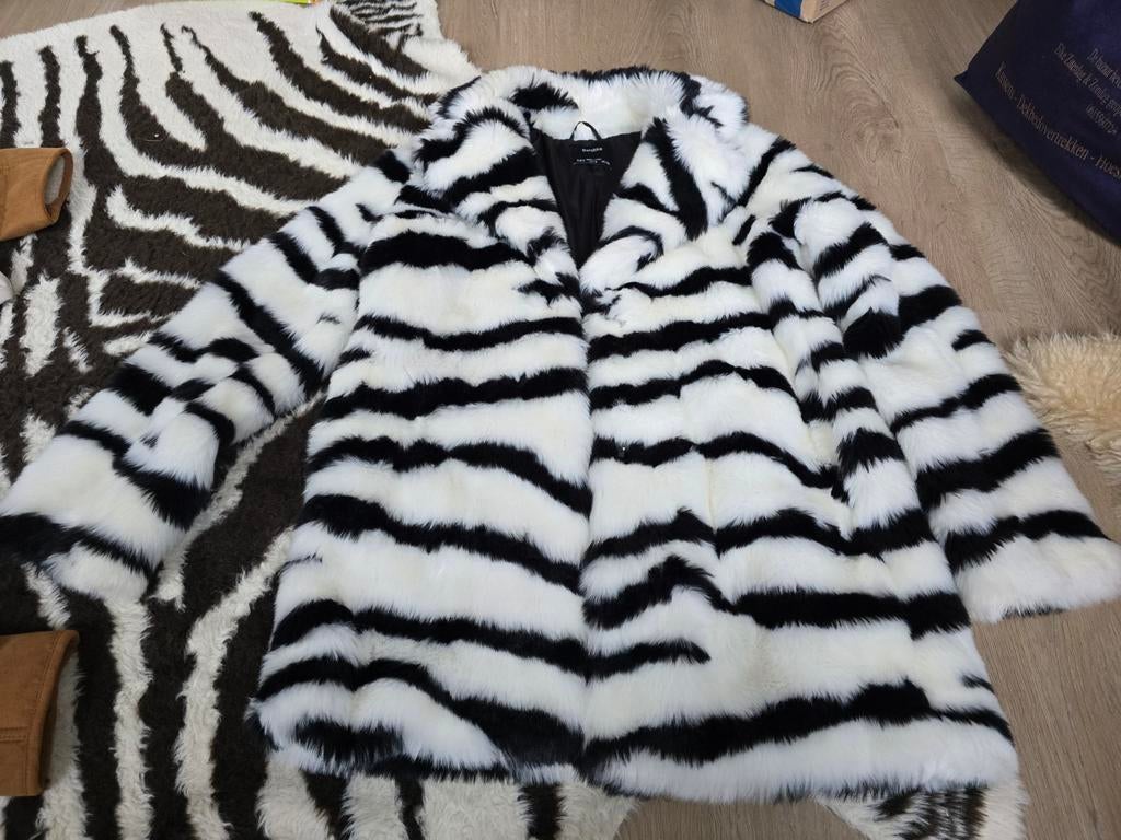 Bershka Zebra Jas - Maat S, Zwart, Zo goed als nieuw, Maat 36 (S), Bershka