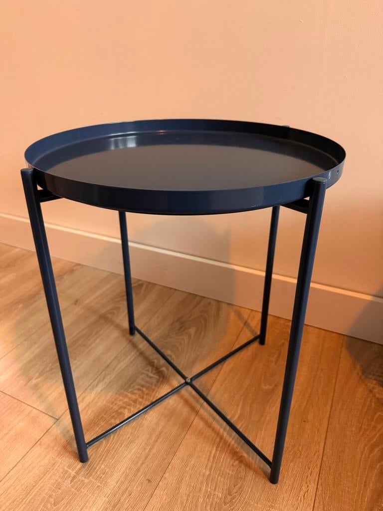 IKEA Gladom blauwe bijzettafel met dienblad, Minder dan 55 cm, Metaal of Aluminium, Rond, Zo goed als nieuw