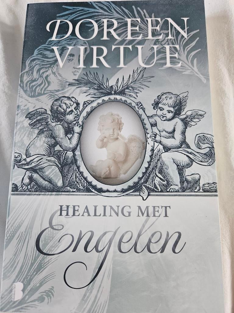 Doreen Virtue - Healing met engelen, Achtergrond en Informatie, Spiritualiteit algemeen, Ophalen of Verzenden, Zo goed als nieuw