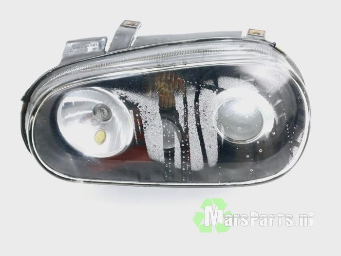 Koplamp links van een Volkswagen Golf