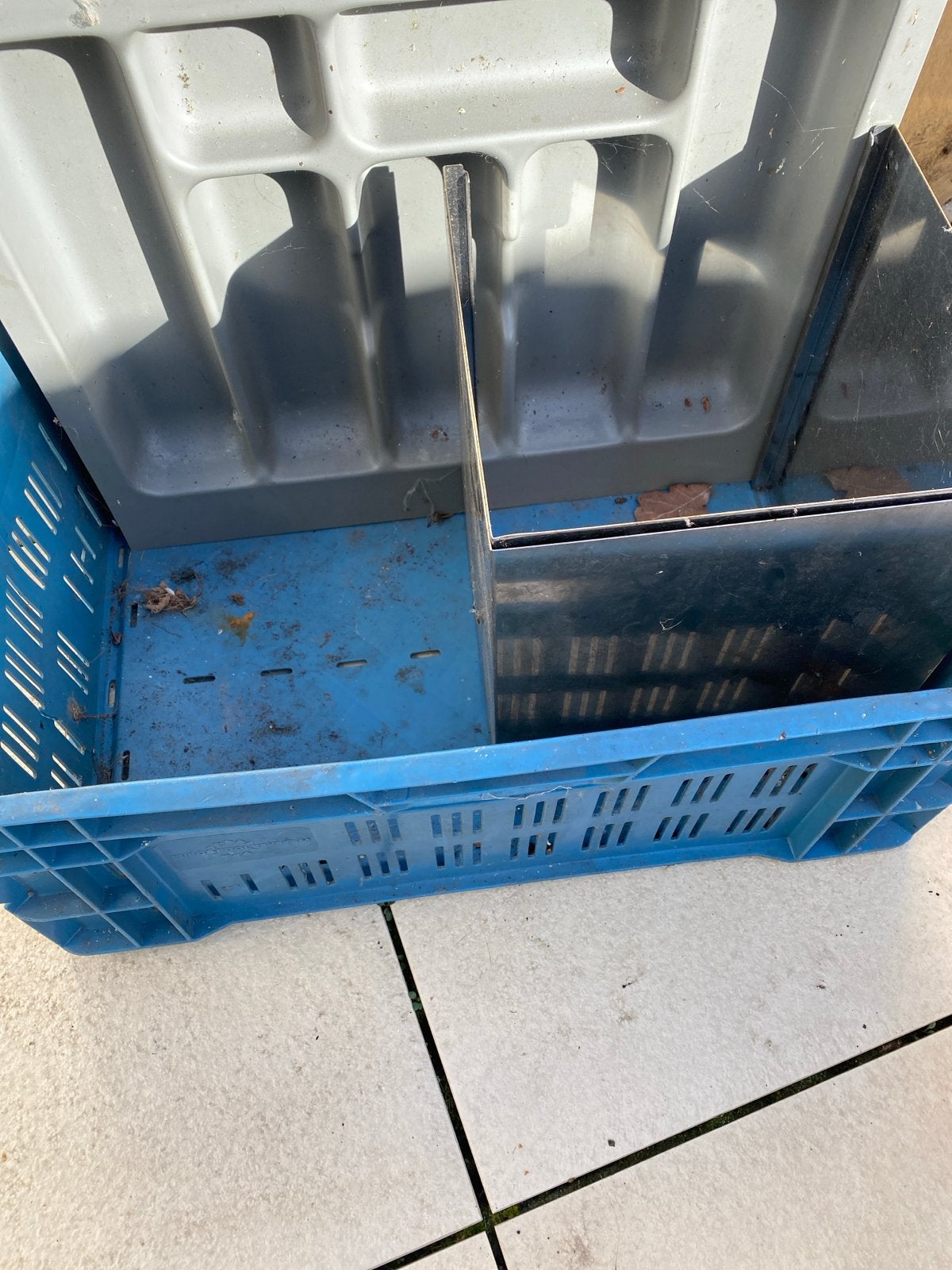 Gratis Blauwe krat met inzetstuk - Gebruikt, Ophalen, Gebruikt, 40 tot 60 cm, 50 tot 75 cm