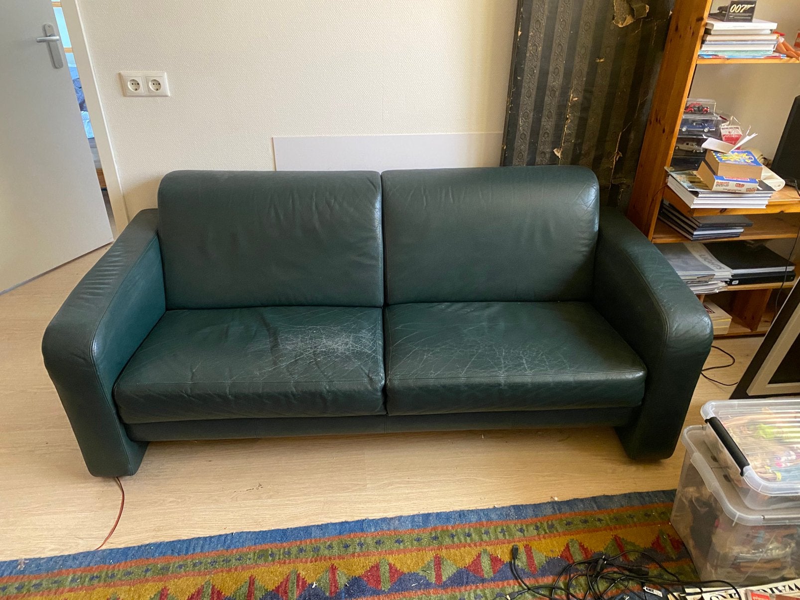 Vanwege verhuizing; Leren bank Gratis., Ophalen, Gebruikt, Driepersoons, Rechte bank