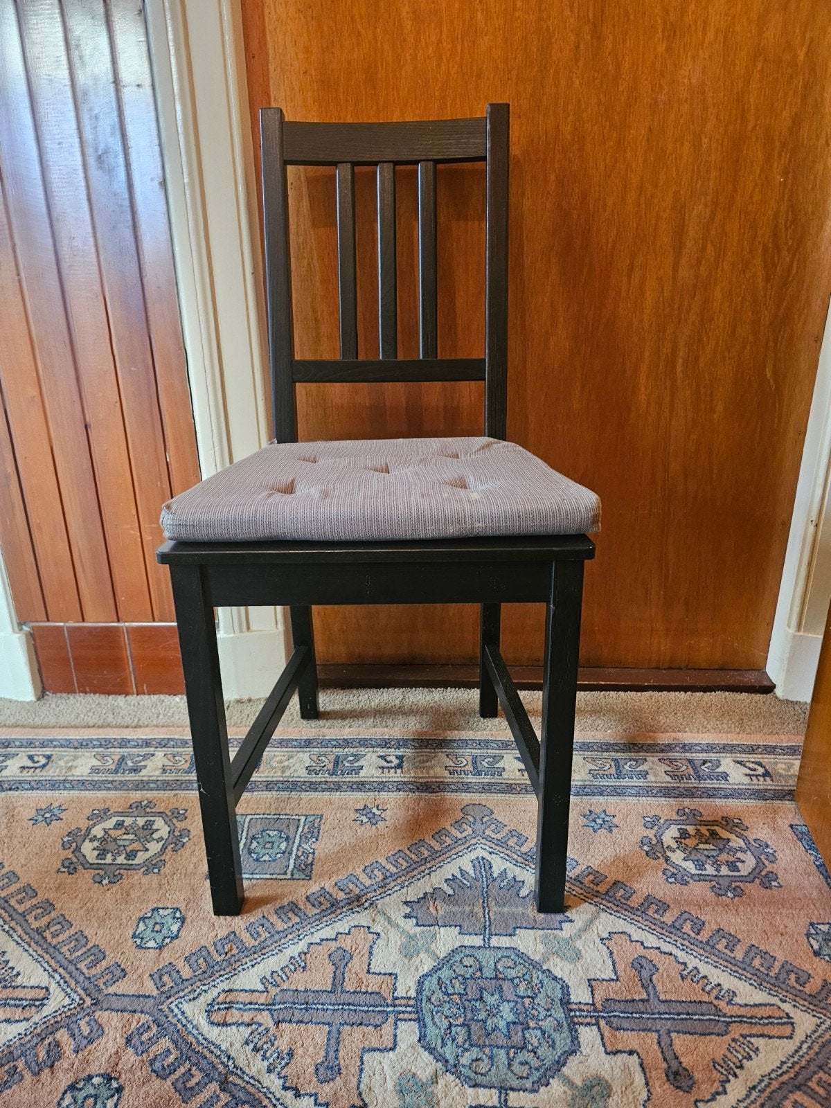 2x Zwarte houten stoel met kussen, Ophalen, Gebruikt, Zwart, Eén