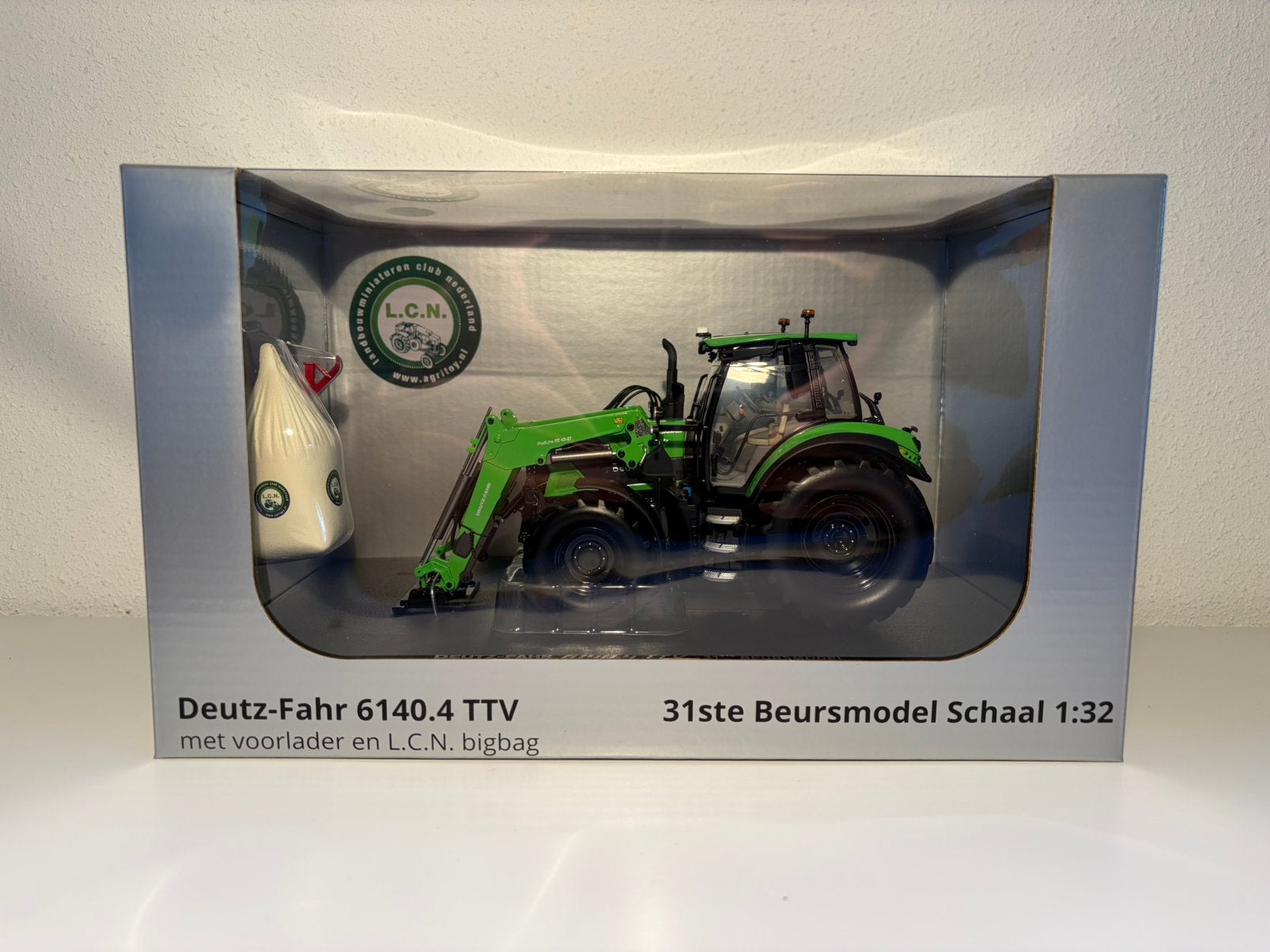 L.C.N 31ste beursmodel Deutz-fahr 6140.4 TTV met voorlader., Ophalen of Verzenden, Nieuw, Tractor of Landbouw, Universal Hobbies