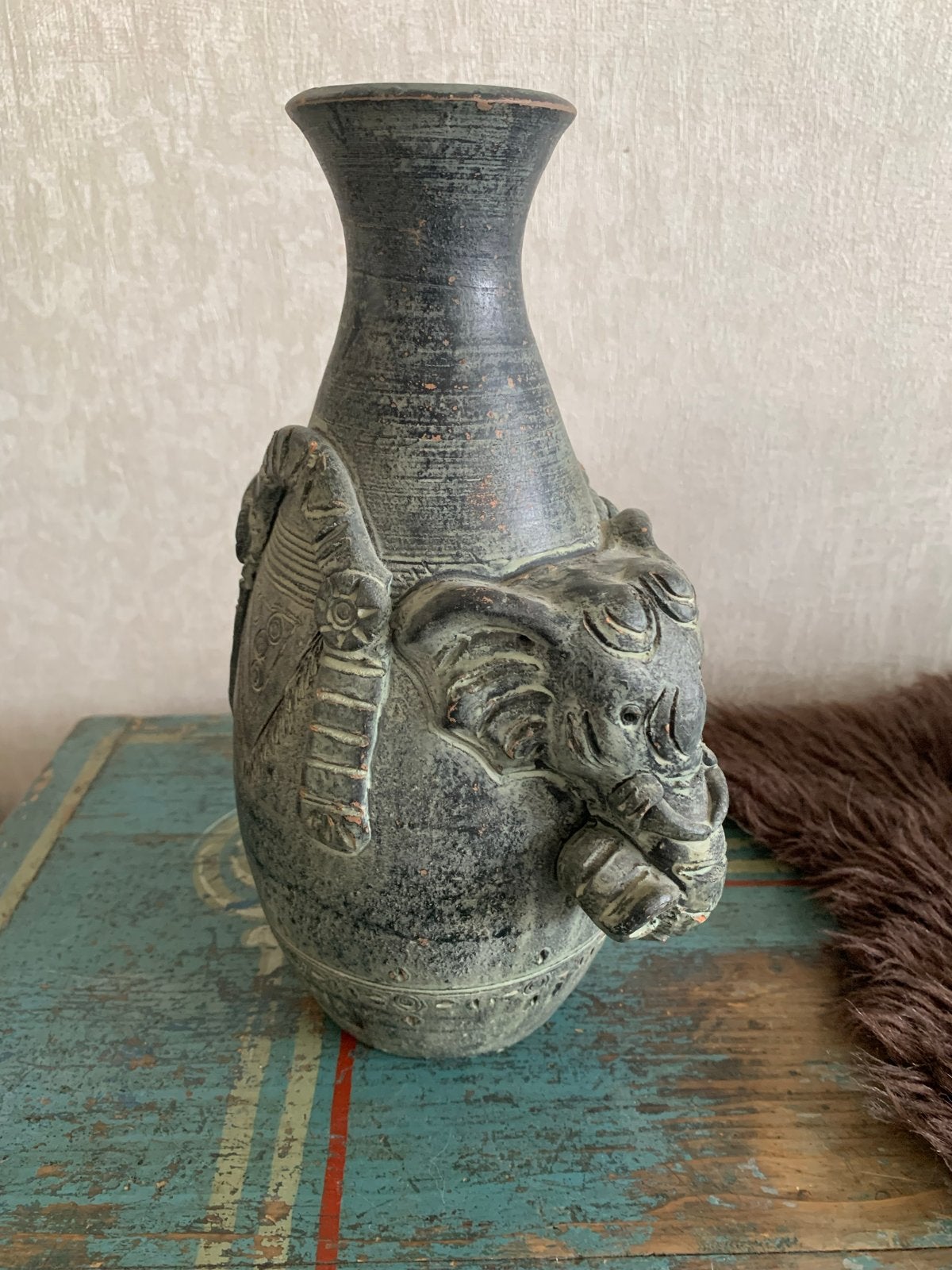 Oude vaas met olifanten reliëf - Uniek decoratiestuk, Antiek en Kunst, Ophalen of Verzenden