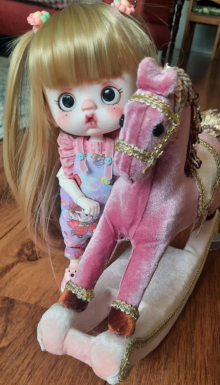 Mooie nieuwe bjd 1/6 big head fullset met hobbelpaard., Ophalen of Verzenden, Nieuw, Pop