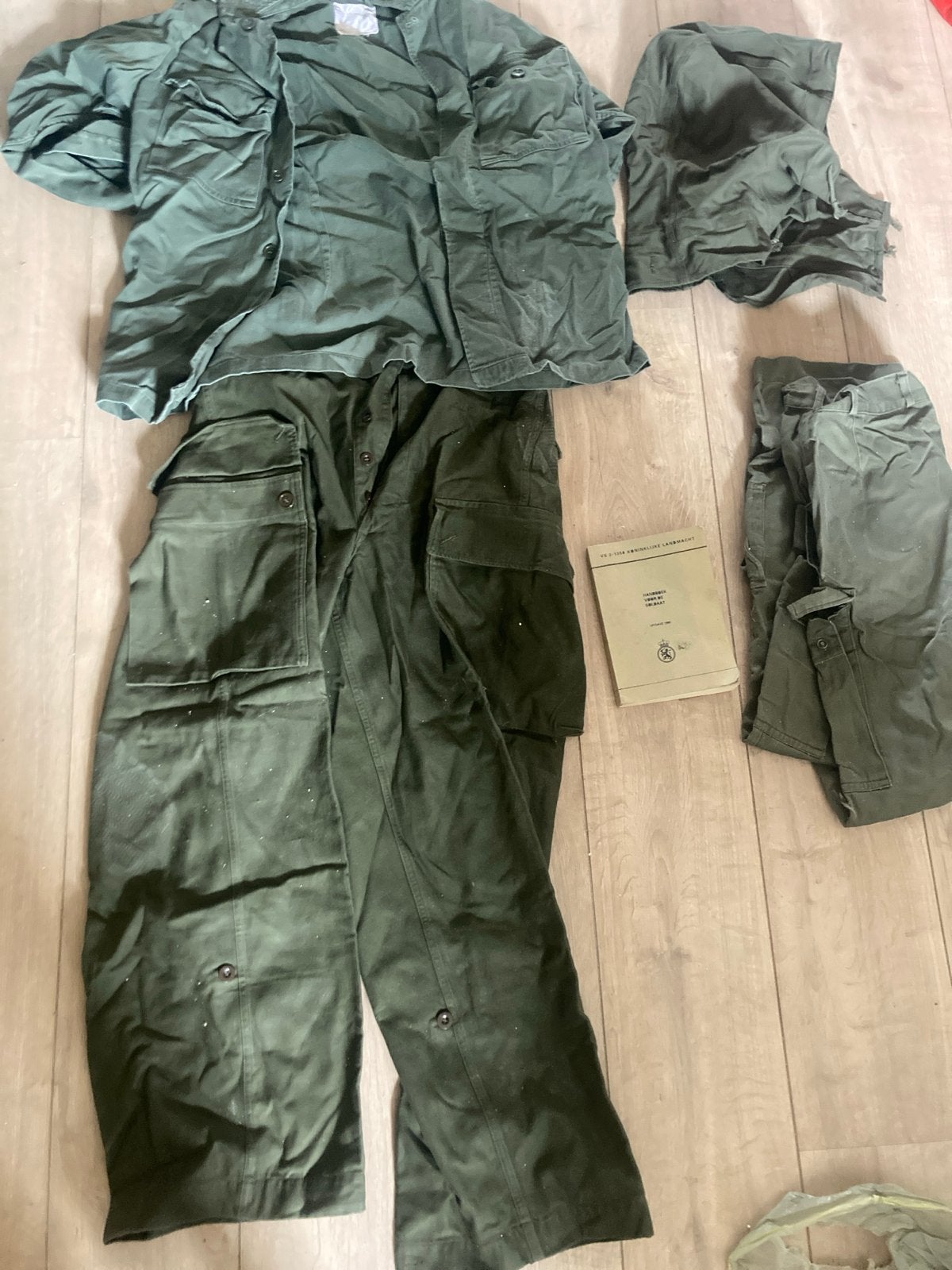 Origineel Soldaten Uniform, Helm en Handboek - Koninklijke L, Verzamelen, Militaria | Algemeen, Ophalen of Verzenden, Landmacht