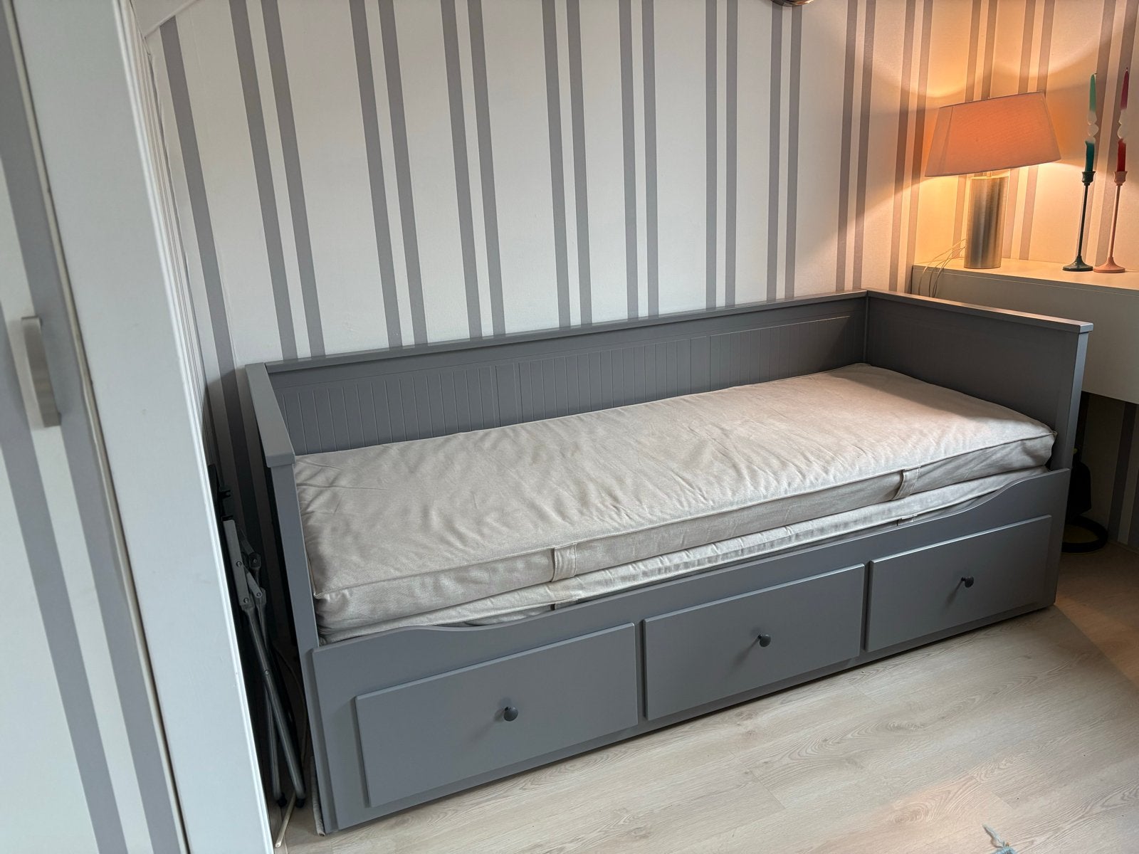 Foto 11 van IKEA Hemnes slaapbank met 3 lades en 2 matrassen