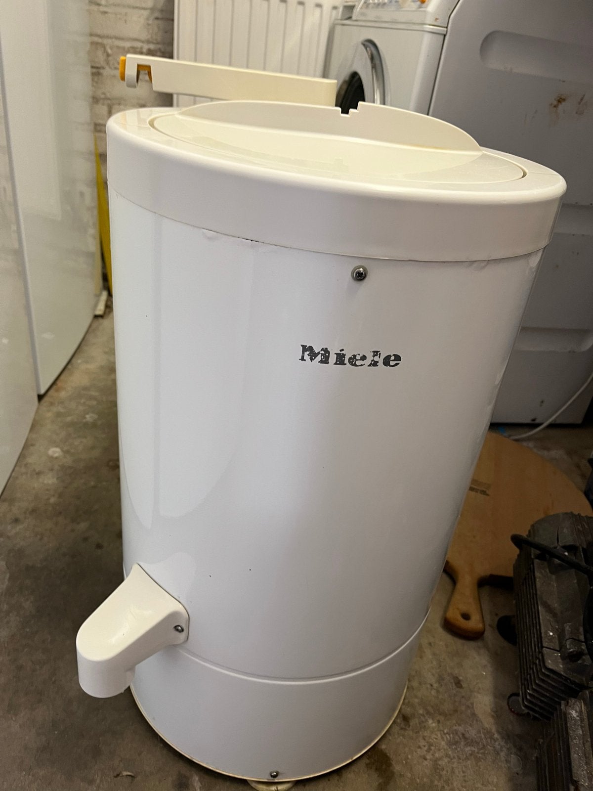 Miele centrifuge in goede staat, Ophalen, Minder dan 4 kg, Bovenlader, 85 tot 90 cm