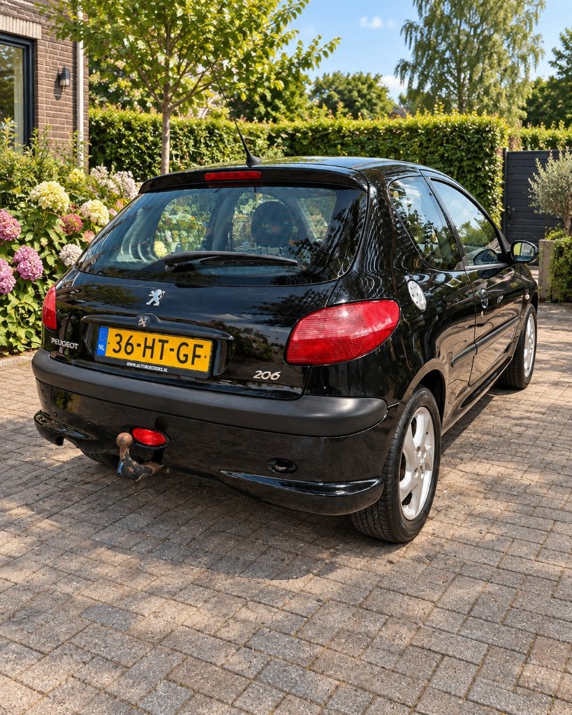 Peugeot 206 1.6 16V 2001 Zwart | Allseason | Climate Control, Auto's, Voorwielaandrijving, 40 €/maand, Zwart, Zwart