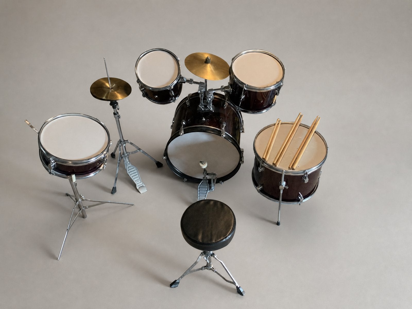 Kinder drumstel in prima staat met 3 sets drumsticks, Ophalen, Gebruikt, Overige merken