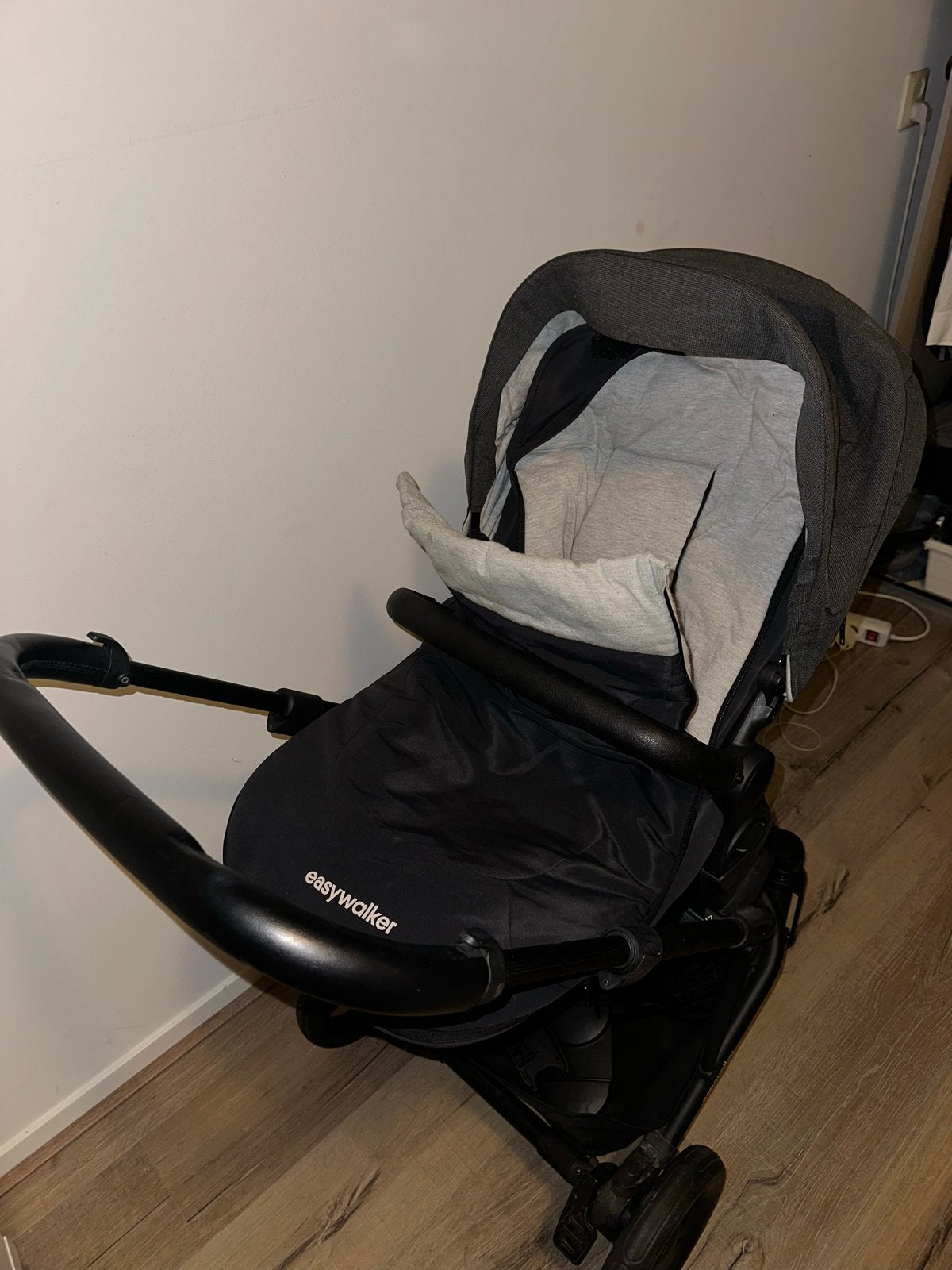 Easywalker Harvey 2 kinderwagen met reiswieg en adapters., Zo goed als nieuw, Combiwagen, Met reiswieg, Ophalen