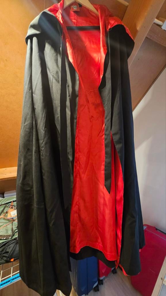 2 Nieuwe Zwart-Rode Cape - Perfect voor Cosplay/Feestjes, Ophalen of Verzenden, Nieuw, Kostuum, Fantasy