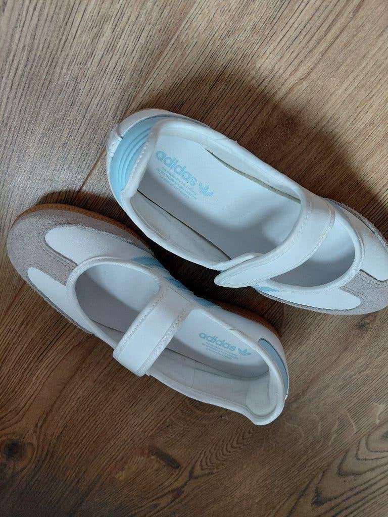 Adidas Ballerina's - Wit met blauwe accenten, Wit, Ballerina's, Zo goed als nieuw, Verzenden