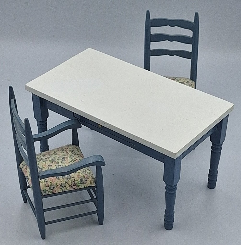 Keukentafel met twee stoelen voor het poppenhuis, Ophalen of Verzenden, Gebruikt, Poppenhuis