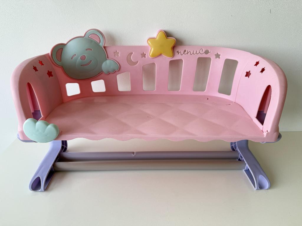 Poppenbed, poppenbed, bed voor pop met muziek / Nenuco, Ophalen of Verzenden, Gebruikt, Babypop