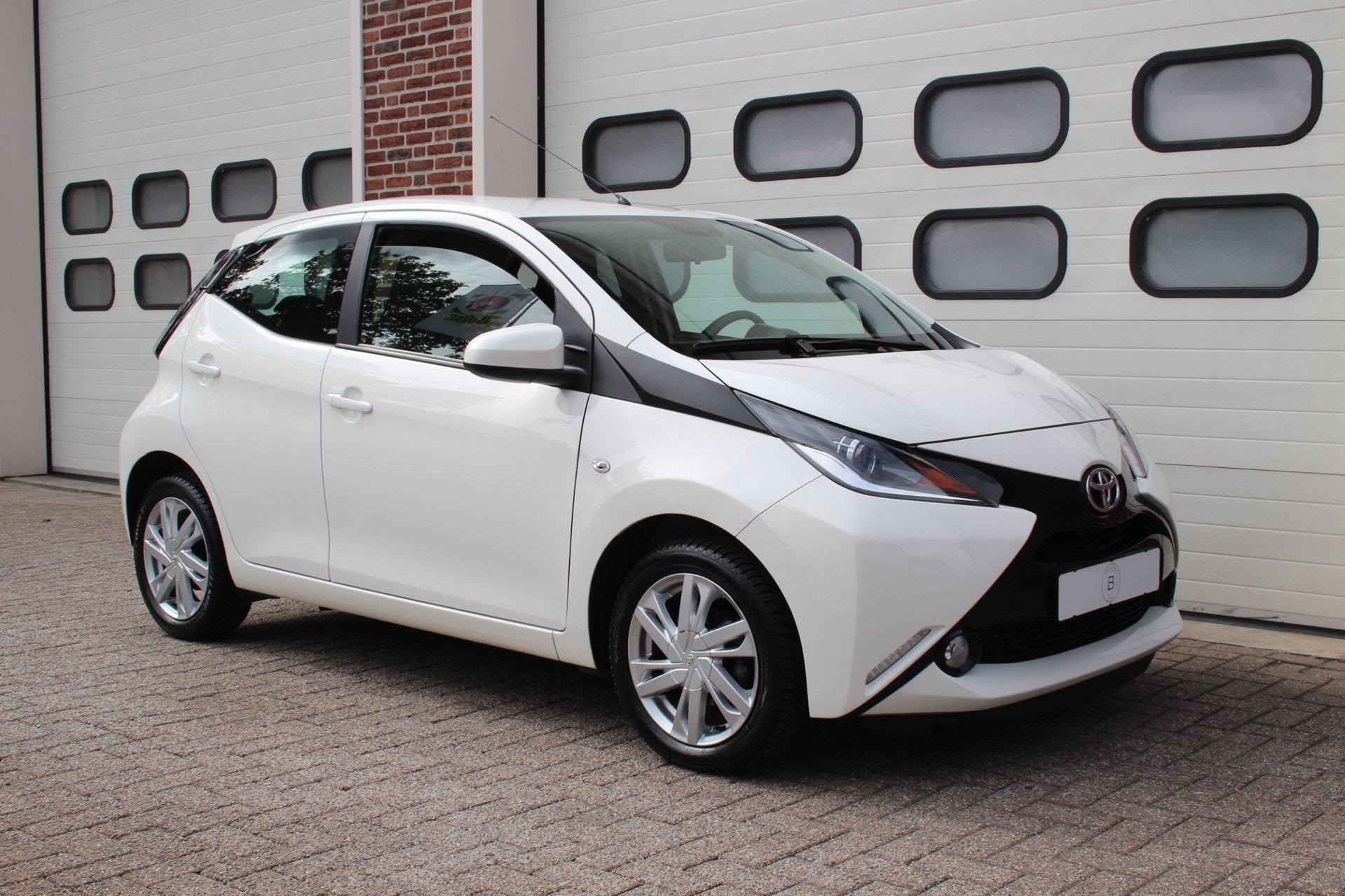 Toyota Aygo 1.0 VVT-i x-play 5-Deurs * Automaat / Airco / 51, Stof, Gebruikt, Zwart, 4 stoelen