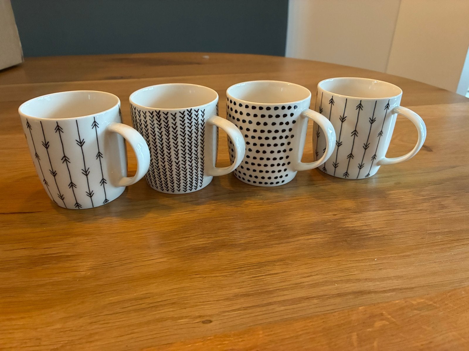 Set van 4 moderne mokken met diverse patronen, 220ml, Ophalen, Keramiek, Mok, Zo goed als nieuw