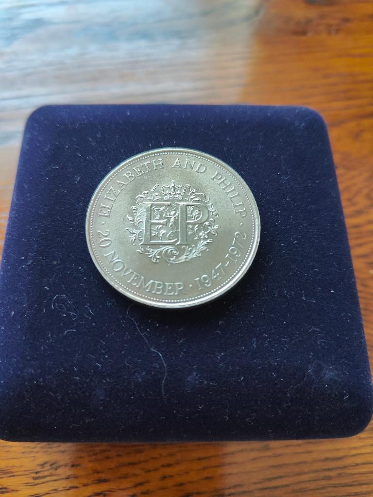 1972 Britse munt jubileum koningin Elizabeth en prins Philip, Ophalen of Verzenden, Losse munt