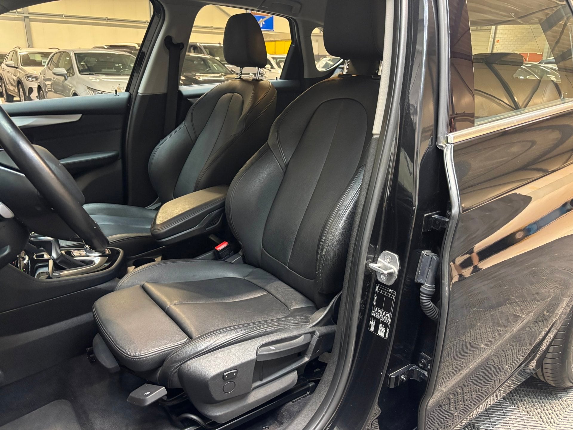 BMW 2-serie Active Tourer 220i Centennial High Executive|Cru, 1998 cc, 730 kg, Gebruikt, Zwart