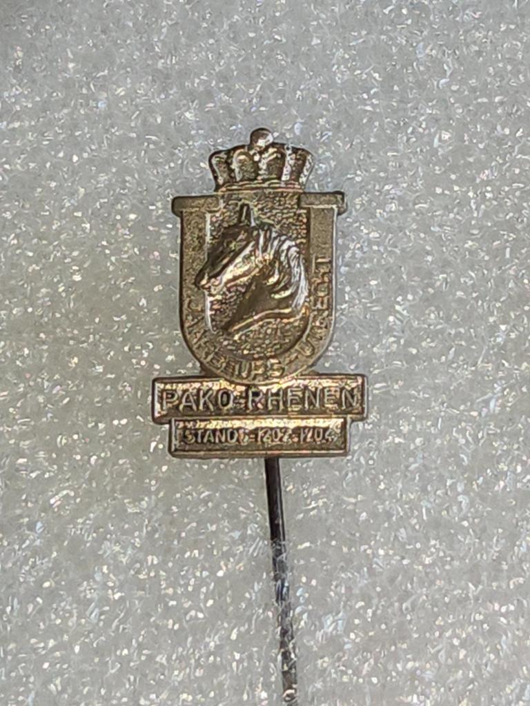 Vintage Speldje Pako-Rhenen Paard Kroon jaarbeurs Utrecht, Ophalen of Verzenden, Gebruikt, Dier of Natuur, Speldje of Pin
