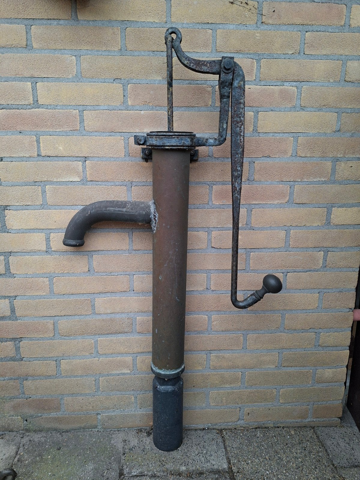 Antieke waterpomp - Decoratieve gietijzeren pomp met koper, Antiek en Kunst, Antiek | Overige Antiek, Ophalen
