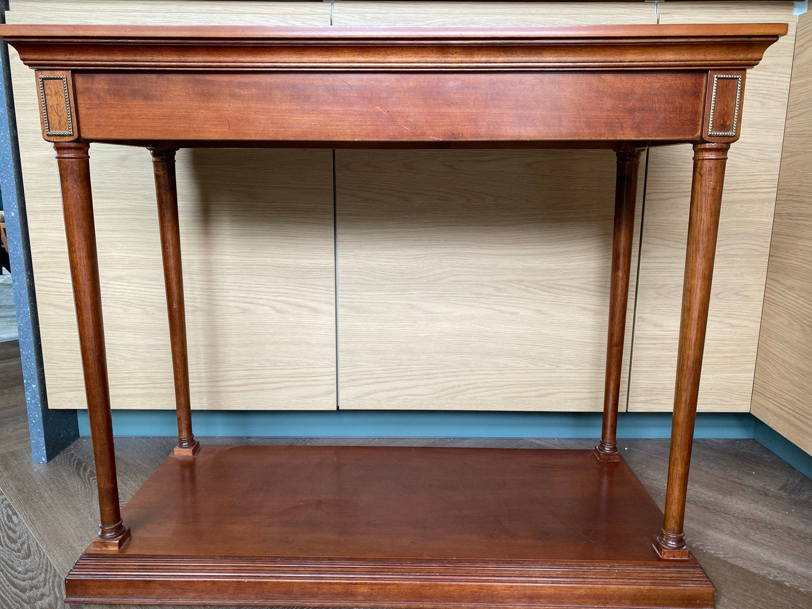 Klassieke bijzettafel / sidetable met messing details, Ophalen