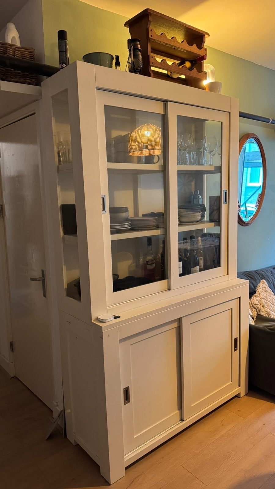 Witte buffetkast met glazen schuifdeuren, Gebruikt, 100 tot 150 cm, Ophalen of Verzenden, 25 tot 50 cm