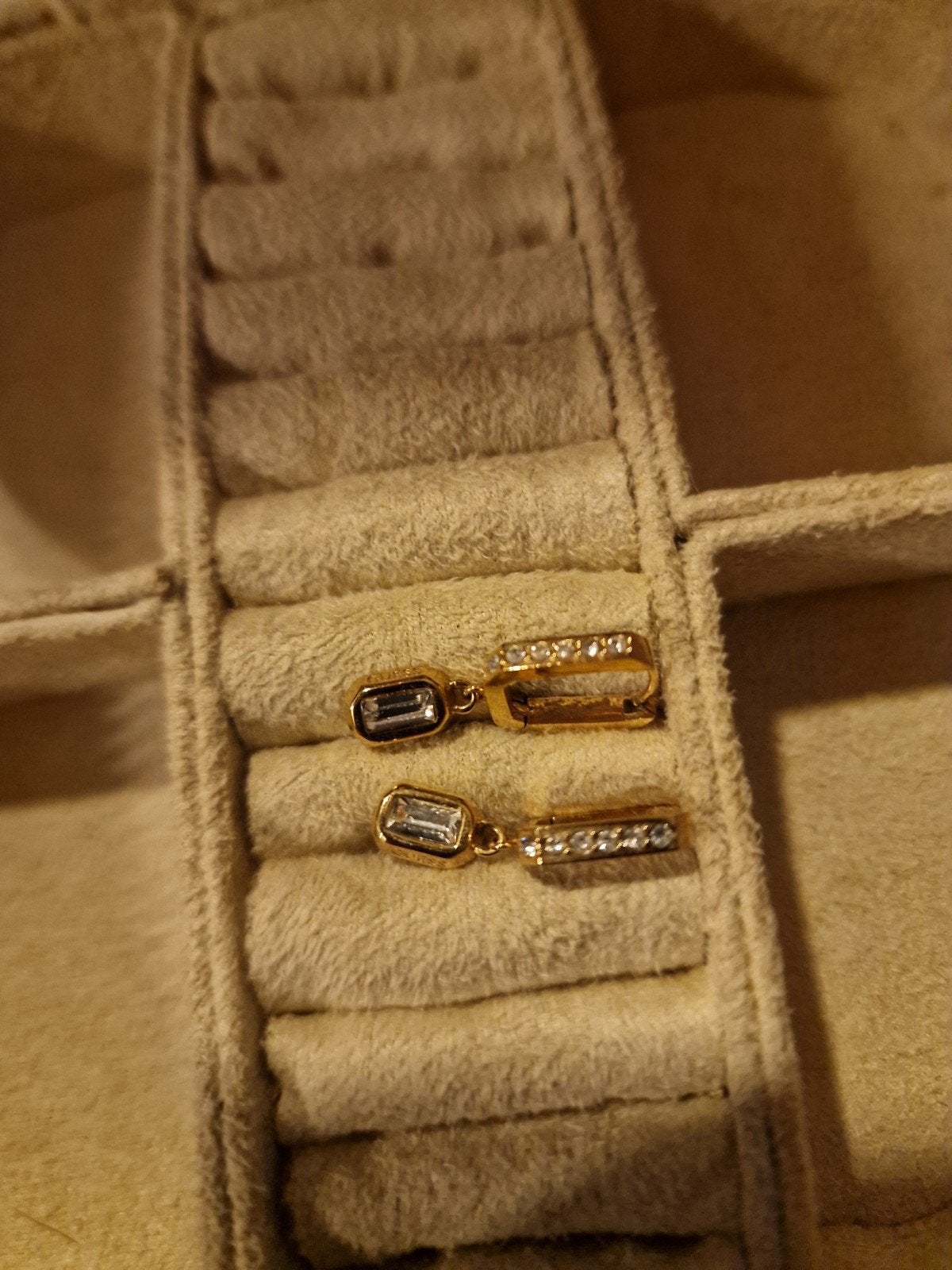 Gouden Guess oorbellen met hangertje, Sieraden, Tassen en Uiterlijk, Met kristal, Overige materialen, Hangers, Ophalen of Verzenden