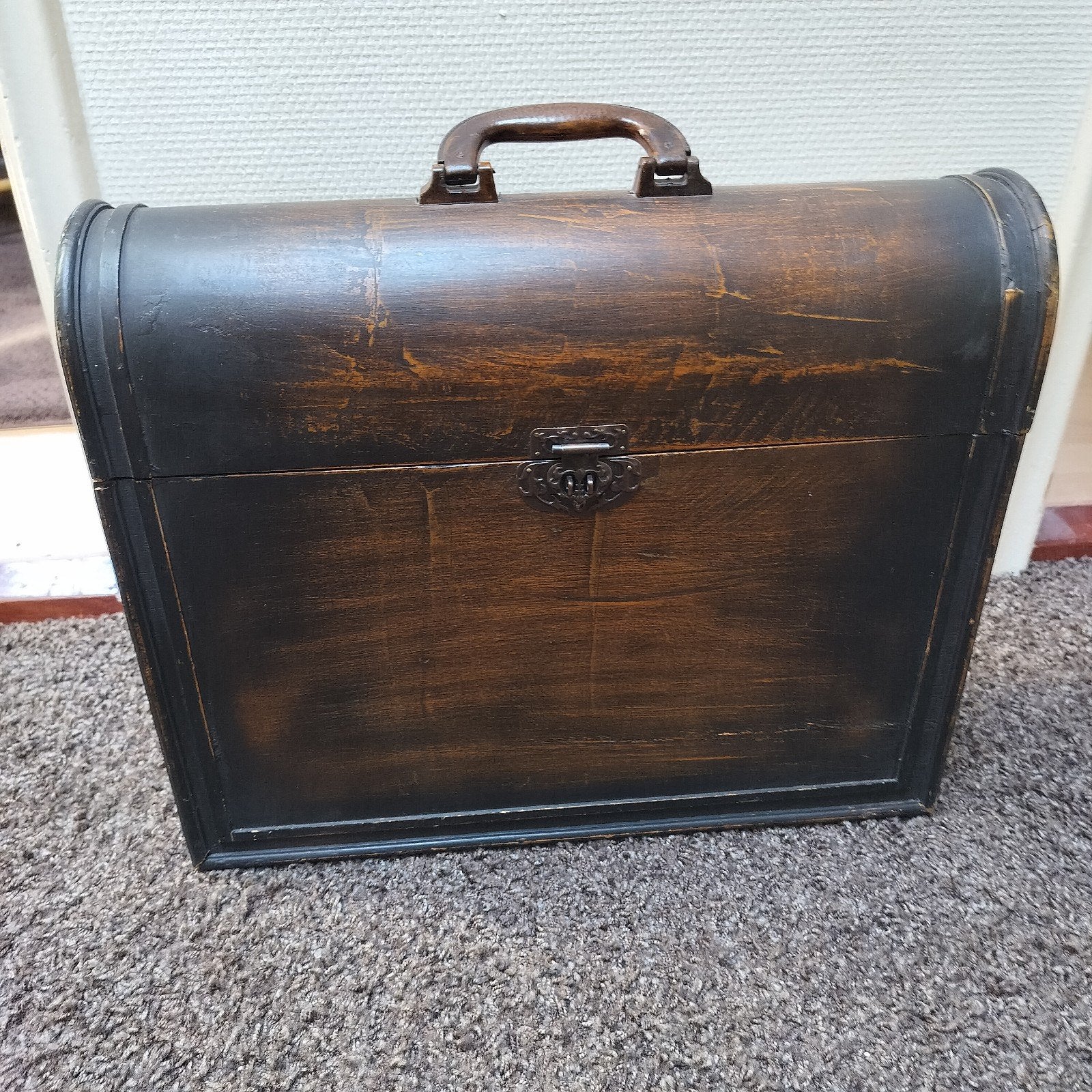 Vintage houten kist met handvat en metalen sluiting, Overige houtsoorten, Gebruikt, 50 tot 100 cm, Ophalen of Verzenden