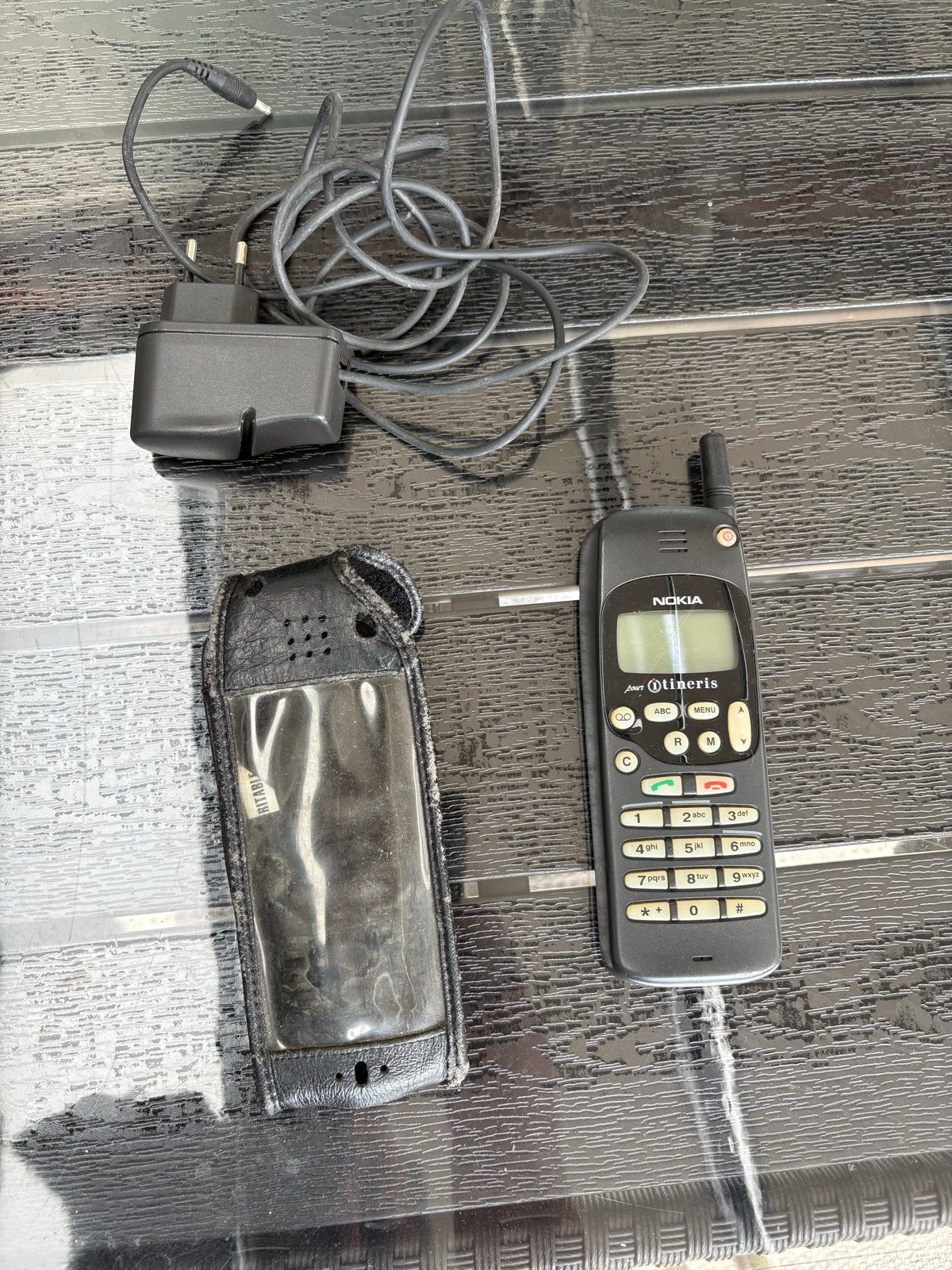 Nokia 3210 met lader en hoesje - Vintage mobiele telefoon, Gebruikt, Geen camera, Zwart, Fysiek toetsenbord