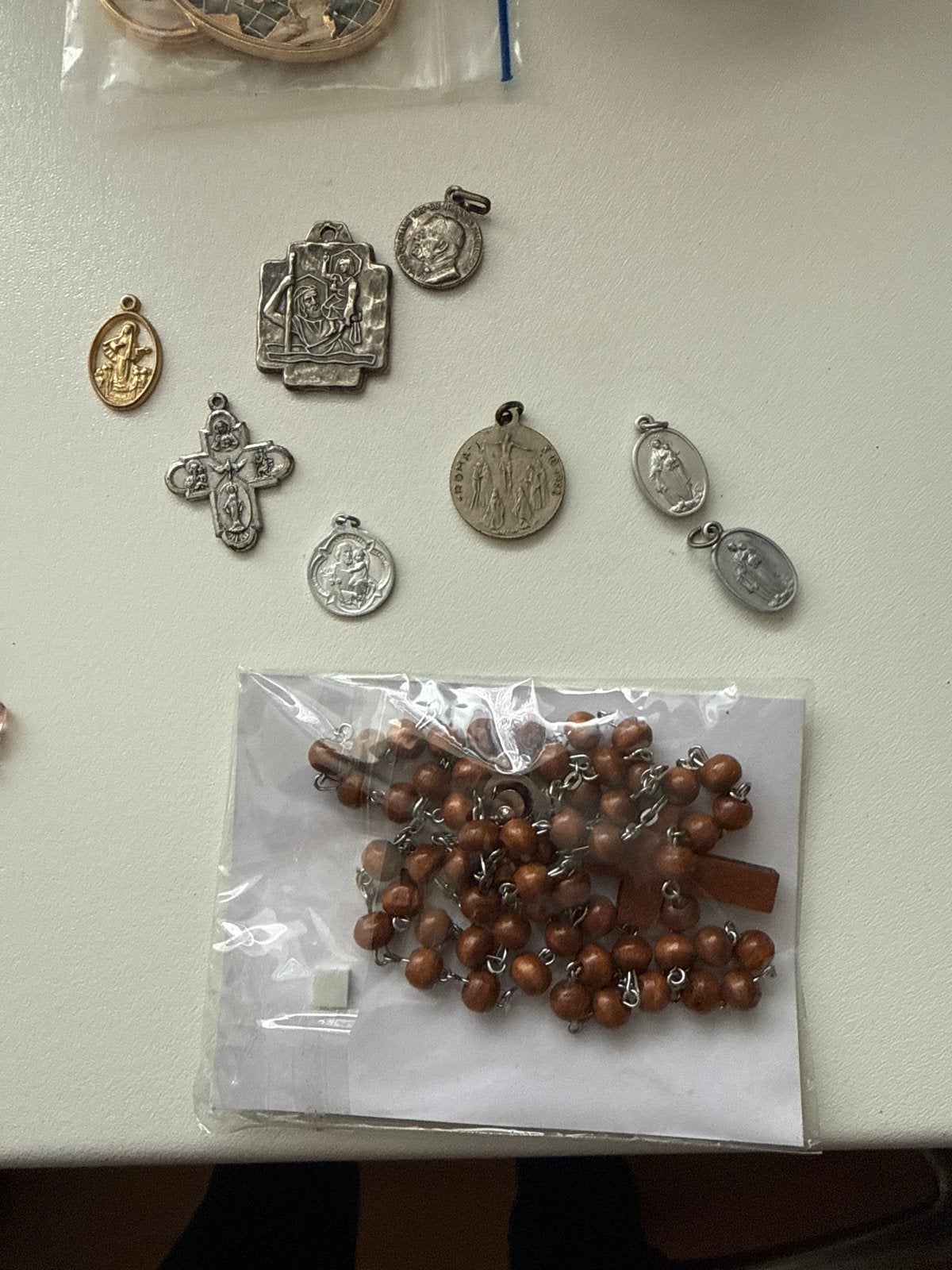 Diverse religieuze items: rozenkransen, medailles en meer, Ophalen