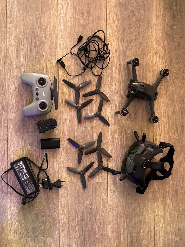 DJI FPV Combo + Goggles V2 + Controller + hardcase, Altitude Hold, 5 tot 10 kilometer, 15 tot 30 minuten, DJI