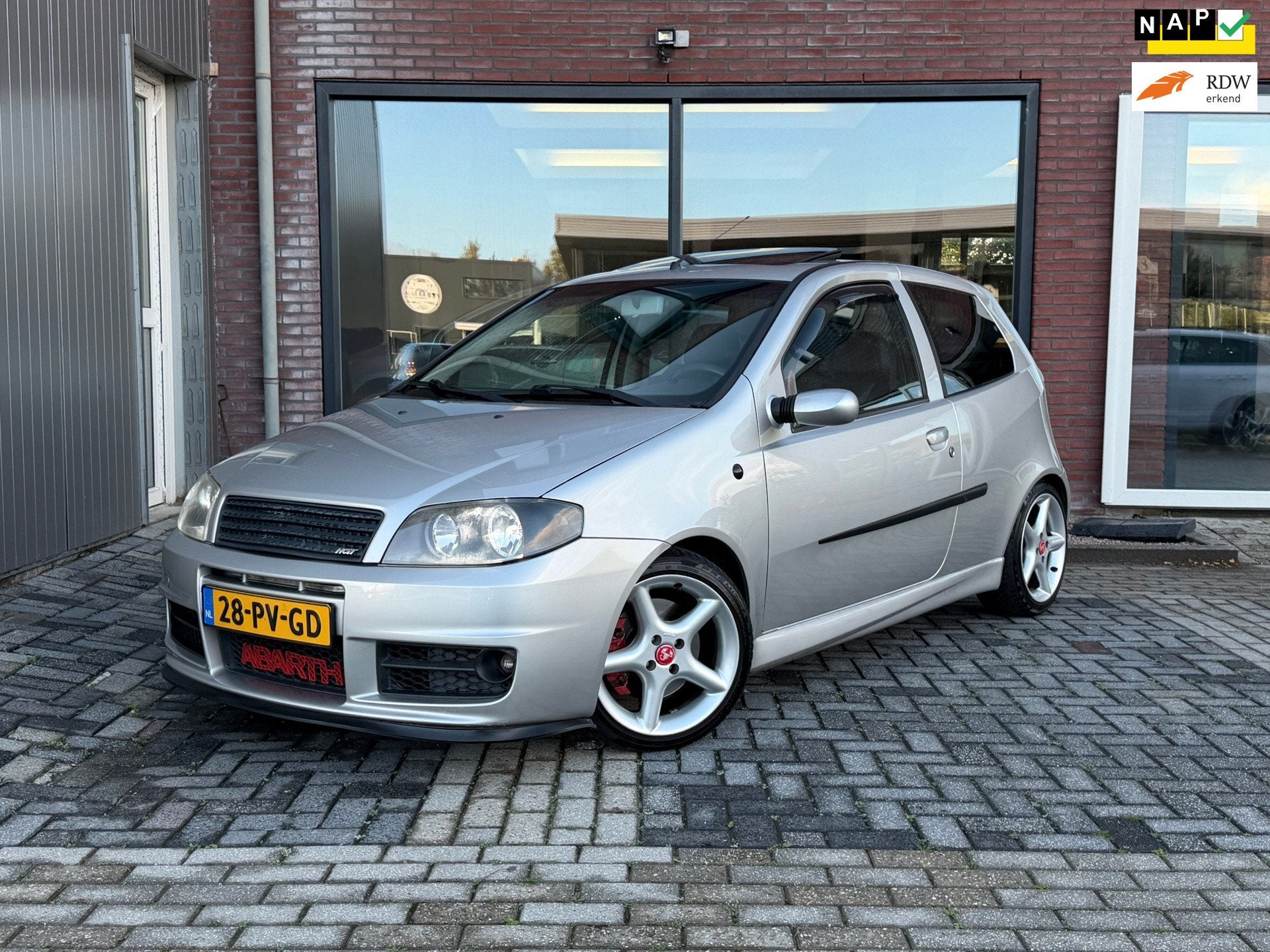 Fiat Punto 1.8-16V Abarth | 119.000KM | Pano | Leer | Cruise, Auto's, Voorwielaandrijving, Dealer onderhouden, Zwart, 4 cilinders