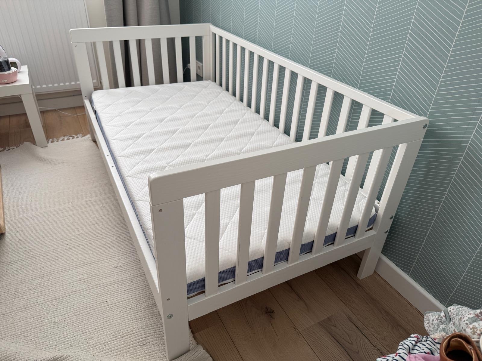 Wit peuterbed met matras en beddengoed, Kinderen en Baby's, Kinderkamer | Bedden, Ophalen, 70 tot 85 cm, 140 tot 160 cm, Zo goed als nieuw