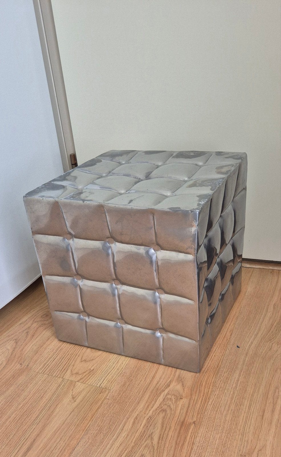Aluminium kubus poef / bijtafel (35x35x35 cm) – Chesterfield, Ophalen, Gebruikt