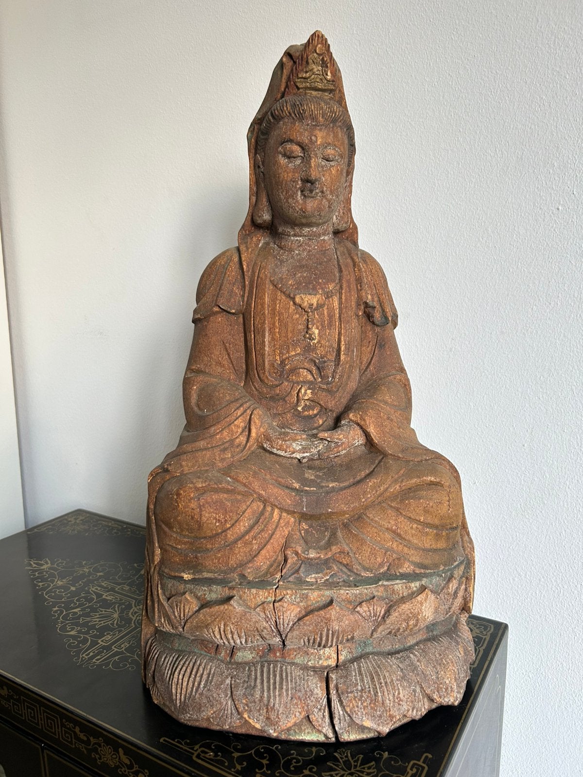 Grote houten Chinese Quận Yin met resten van polychromie, Ophalen of Verzenden, Zo goed als nieuw
