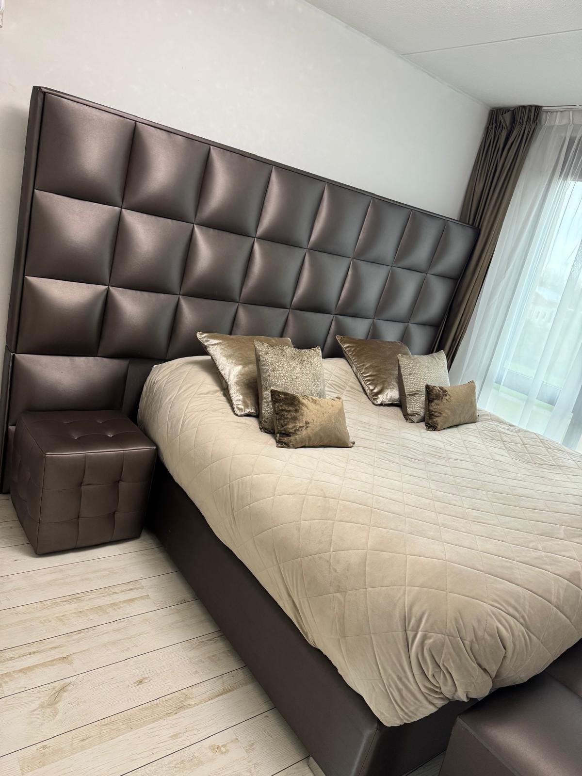 Prachtige kingsize bed met matras, nachtkastjes, poef en voe, Bruin, Tweepersoons, Ophalen of Verzenden, Zo goed als nieuw