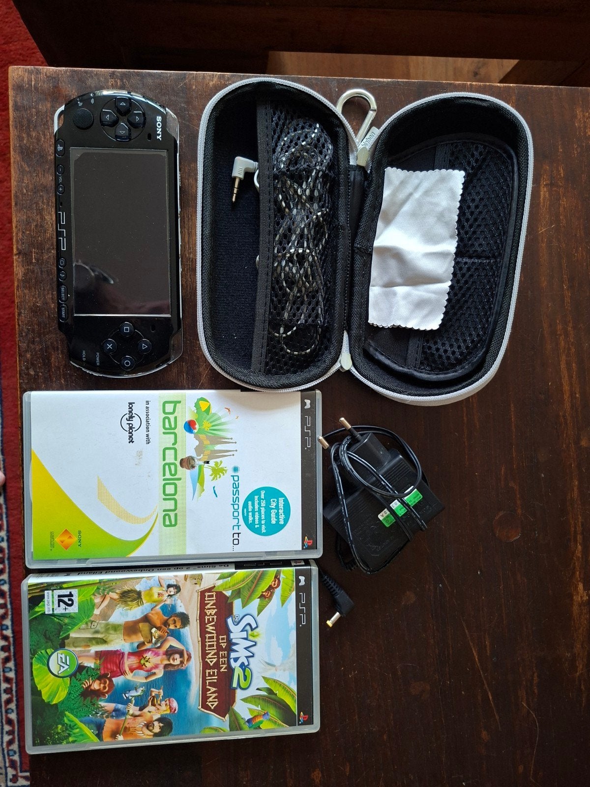 Sony PSP 3004 - Zo goed als nieuw met games en hoes, Spelcomputers en Games, Ophalen of Verzenden, Zo goed als nieuw, Met games